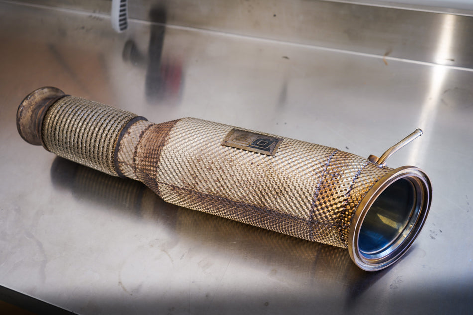 (Käytetty) QT 200CPI Downpipe B58 OPF (M340i, 440i, 540i, 545e, 640i, 740i, 745e, Z4 M40i, A90 Supra)