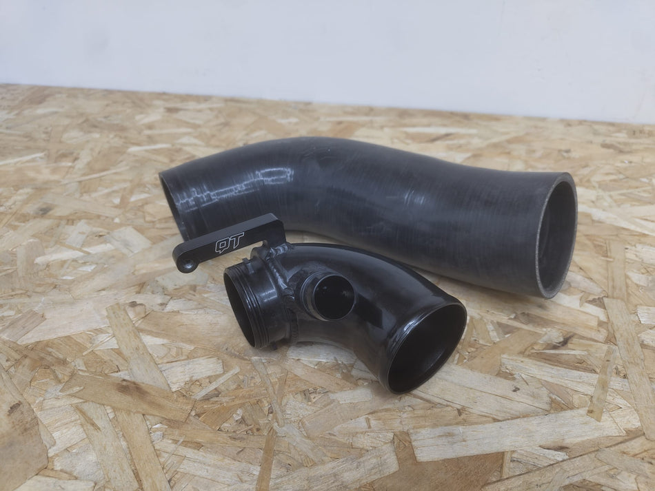 (Käytetty) QT Turbo Inlet + Silikoniputki MQB EA888.3 Golf R, S3, Leon Cupra, Superb, TTS